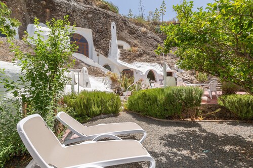 'La Solana' with mountain views, private garden and Wi-Fi
