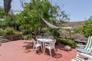 Outdoor dining - 'La Solana' with mountain views, private garden and Wi-Fi (Gáldar)