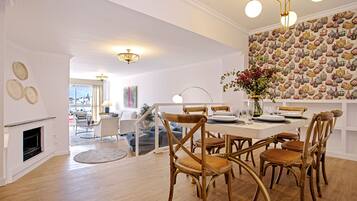 Apartment (2 Bedrooms) | Essbereich im Zimmer