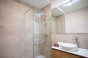 Apartment (2 Bedrooms) | Bathroom | Shower, free toiletries, hair dryer, towels - Stunning Apartment With City Views. San Pablo (Seville)