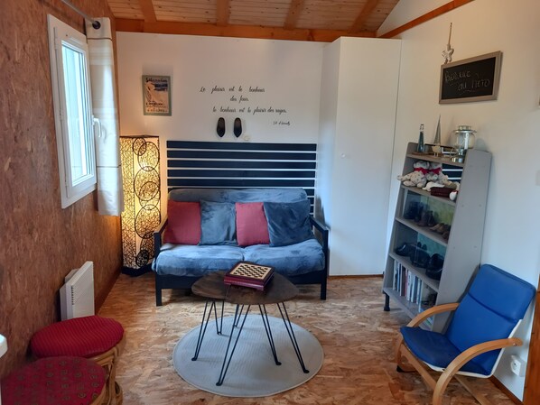 TV, lettore DVD, tavolo da ping pong