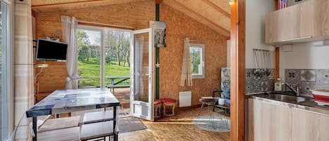 Kylskåp, mikrovågsugn, ugn och spishäll