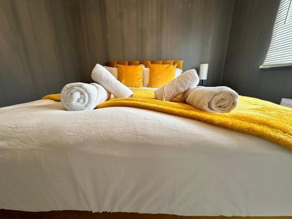 5 bedrooms, iron/ironing board, Internet, bed sheets