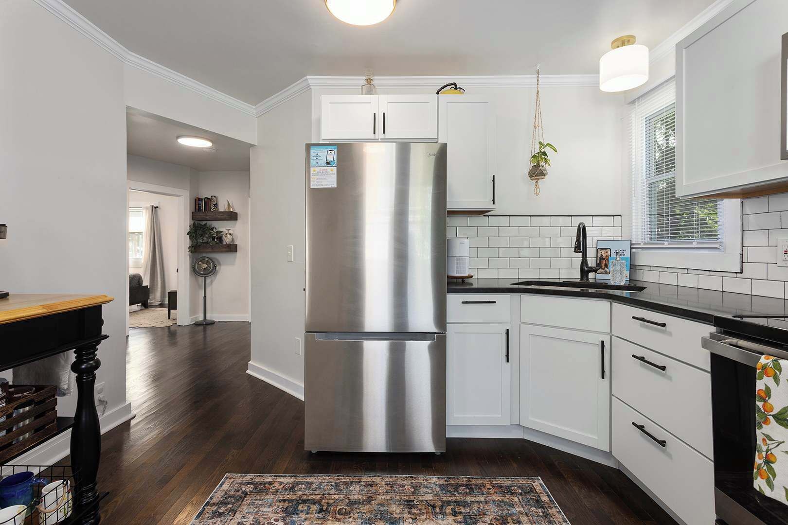 Jääkaappi, mikroaaltouuni, uuni, liesi