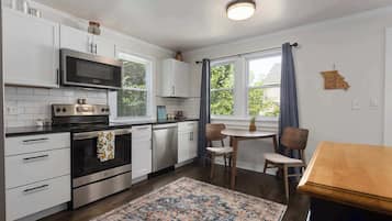 Køleskab, mikrobølgeovn, ovn, kogeplade