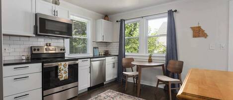 Refrigerador, microondas, horno, placa de cocina