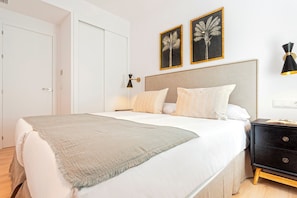 Appartement (3 Bedrooms) | Fer et planche à repasser, accès au Wi-Fi (inclus), literie fournie