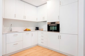 Refrigerador, microondas, horno, silla alta para bebés