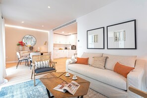 Appartement (3 Bedrooms) | Aire de séjour | Téléviseur