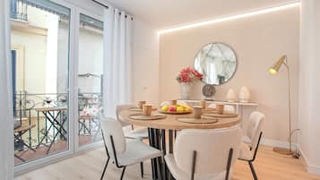 Appartement (3 Bedrooms) | Dineren in de kamer