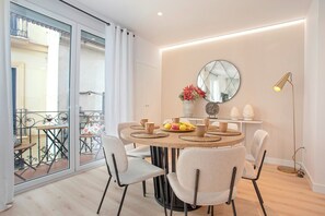 Appartement (3 Bedrooms) | Restauration dans la chambre