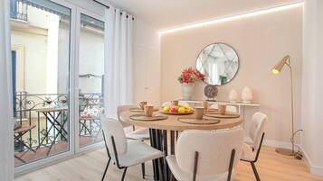 Apartment (3 Bedrooms) | In-room dining