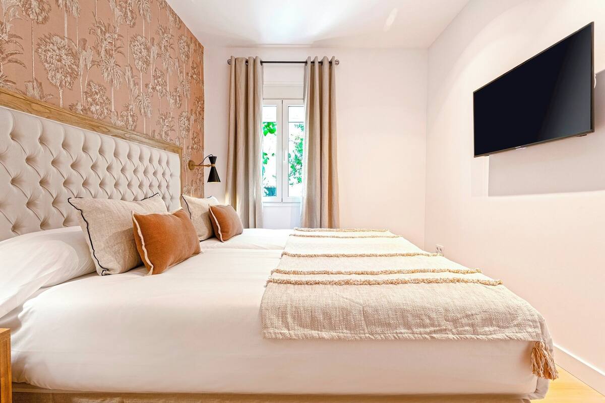 Iron/ironing board, free WiFi, bed sheets