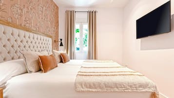 Tabla de planchar con plancha, wifi gratis y ropa de cama