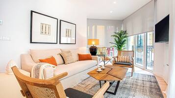 Apartment (3 Bedrooms) | Living area | TV