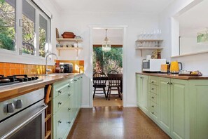 Kylskåp, mikrovågsugn, ugn och spishäll