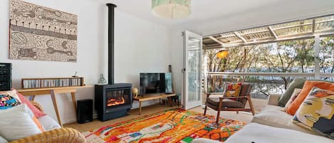 Een televisie en een open haard