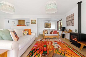 TV, fireplace - The Hidden Cottage (Tootgarook)