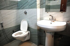 Deluxe-Doppelzimmer | Badezimmer | Dusche, kostenlose Toilettenartikel, Handtücher