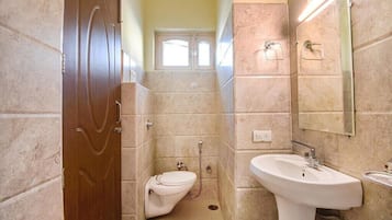 Habitación Deluxe doble | Baño | Ducha, artículos de higiene personal gratuitos y toallas