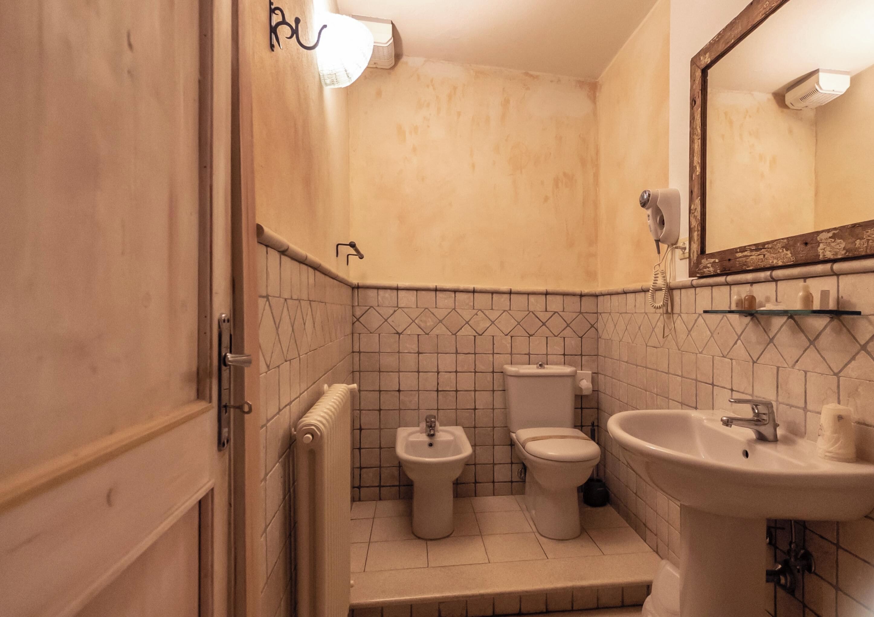 Ein Badezimmer mit Toilette, Bidet und Waschbecken.