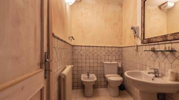 Ein Badezimmer mit Toilette, Bidet und Waschbecken.