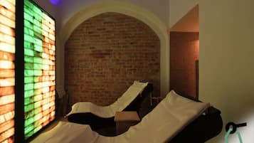 Een sauna, een bubbelbad, een stoombad, massagebehandelingen