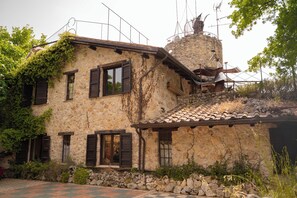 A stone building with multiple windows and a tiled roof. - Flight Country Resort (Castel dell'Aquila)