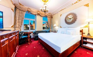 Presidential Suite | Peralatan tempat tidur premium, bar mini, peti besi dalam bilik, meja 