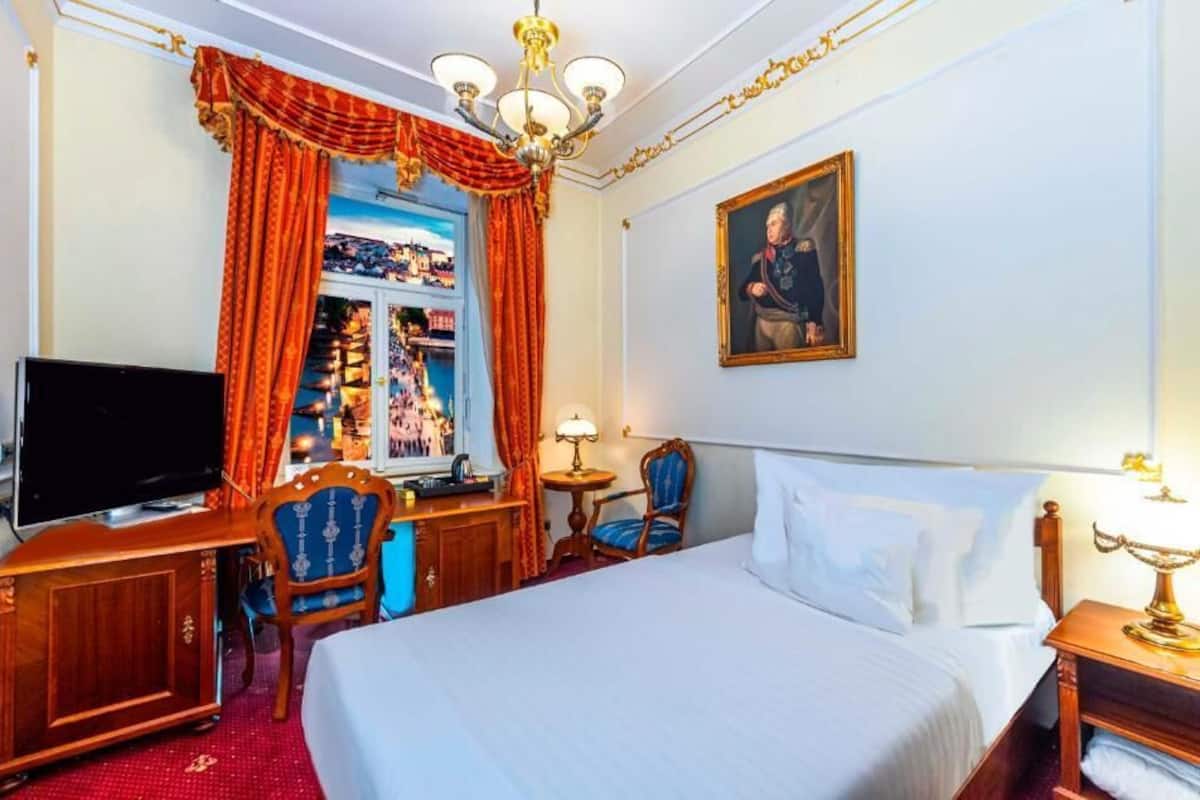 Comfort Suite | Hypo-allergenic bedding, minibar, in-room safe, desk