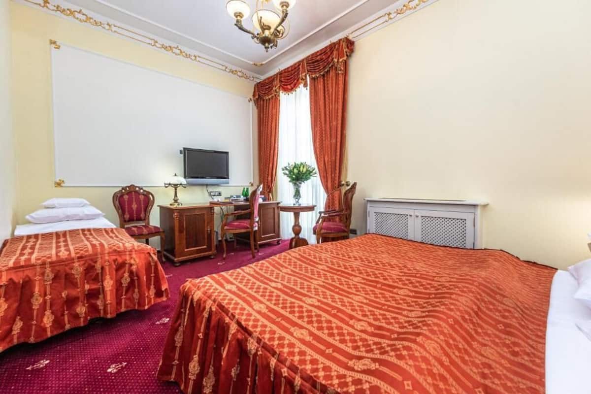 Executive Room | Hypo-allergenic bedding, minibar, in-room safe, desk