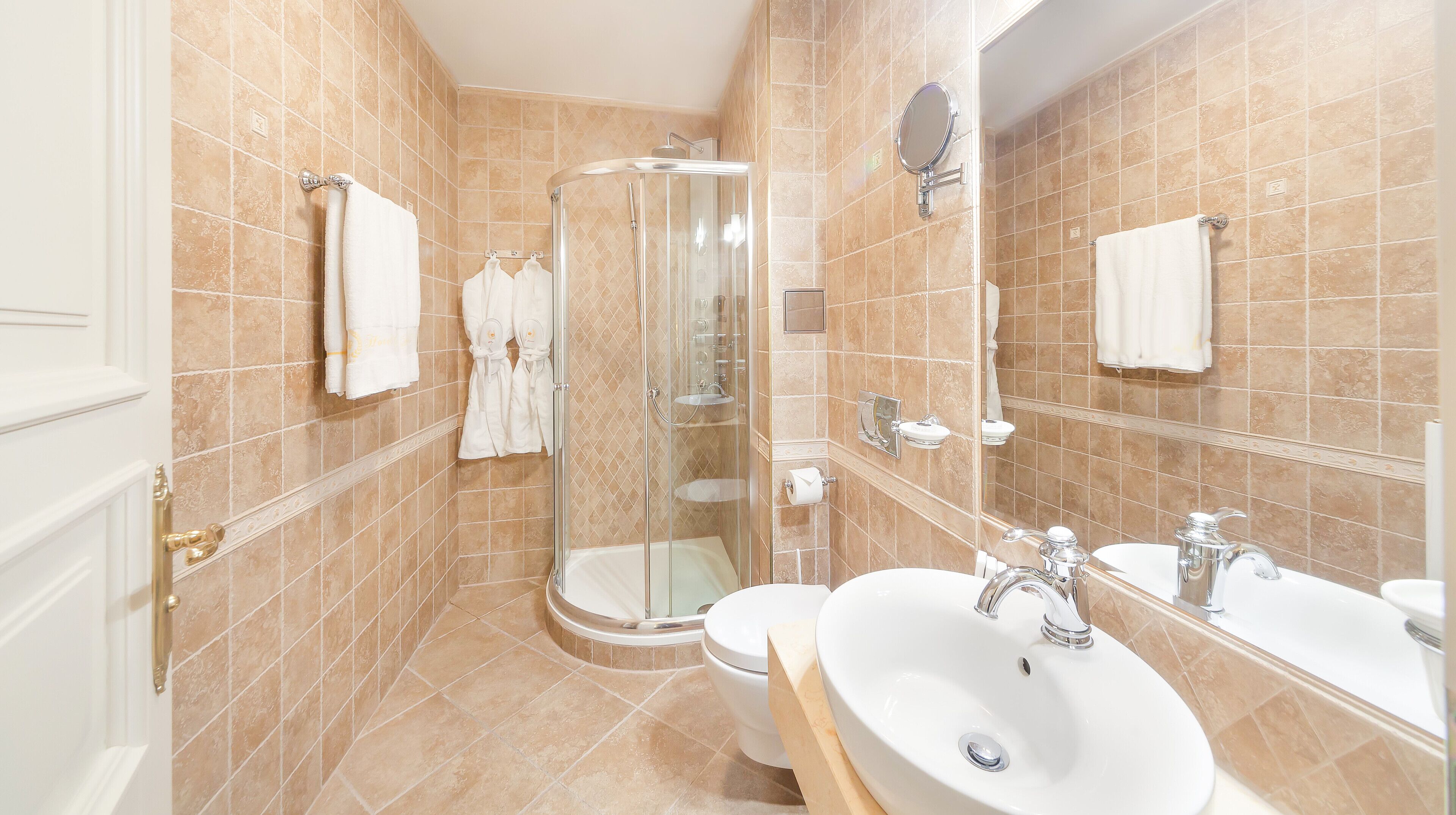 Amenidades de baño gratuitas, secadora de cabello, batas, pantuflas 