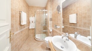 Articles de toilette gratuits, sèche-cheveux, peignoirs, chaussons