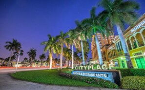 2 bedrooms - Luxury Sleeps 12 Kings Pool 2 Hot Tubs (Palm Beach Gardens)