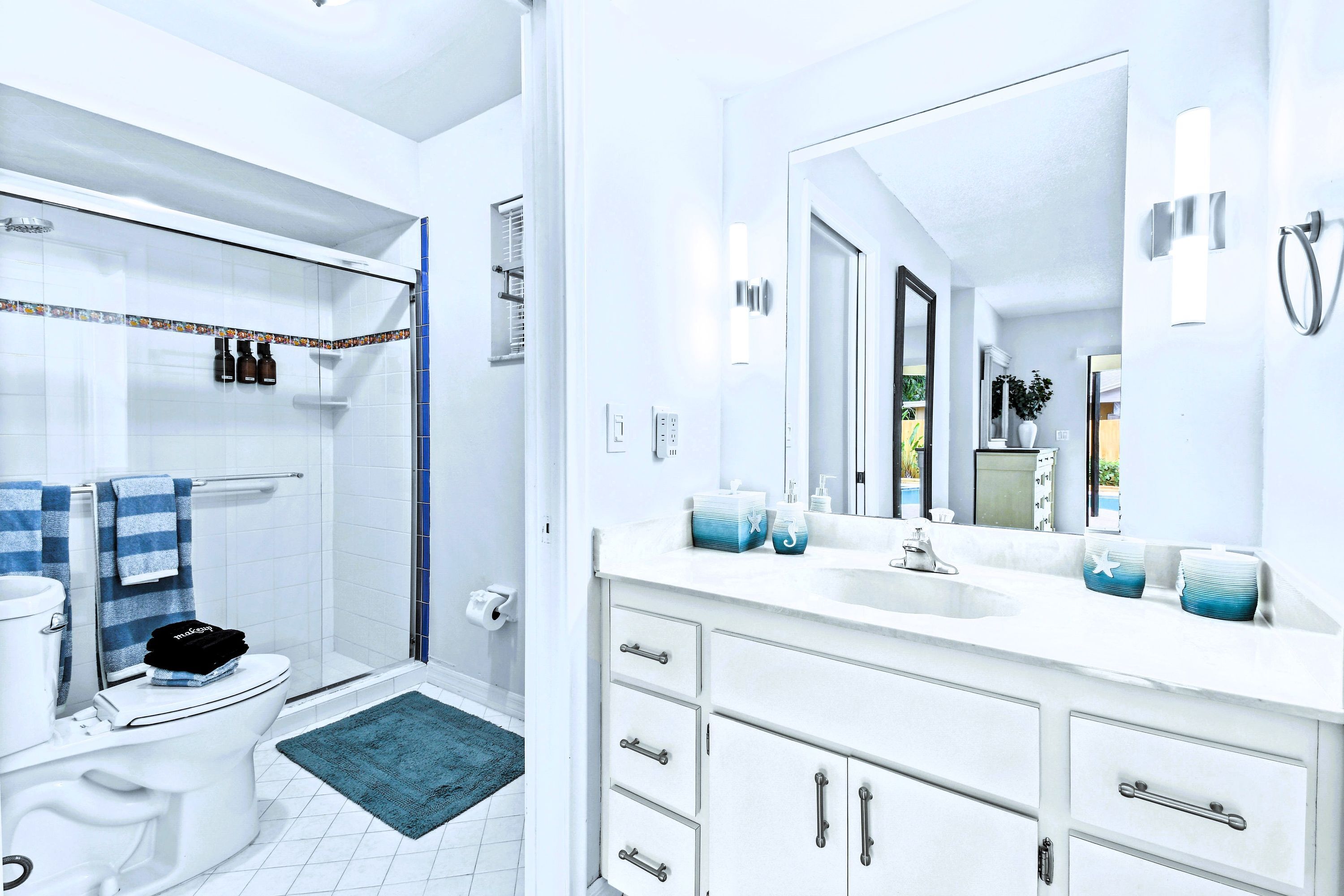Un baño moderno con inodoro, ducha y lavamanos.
