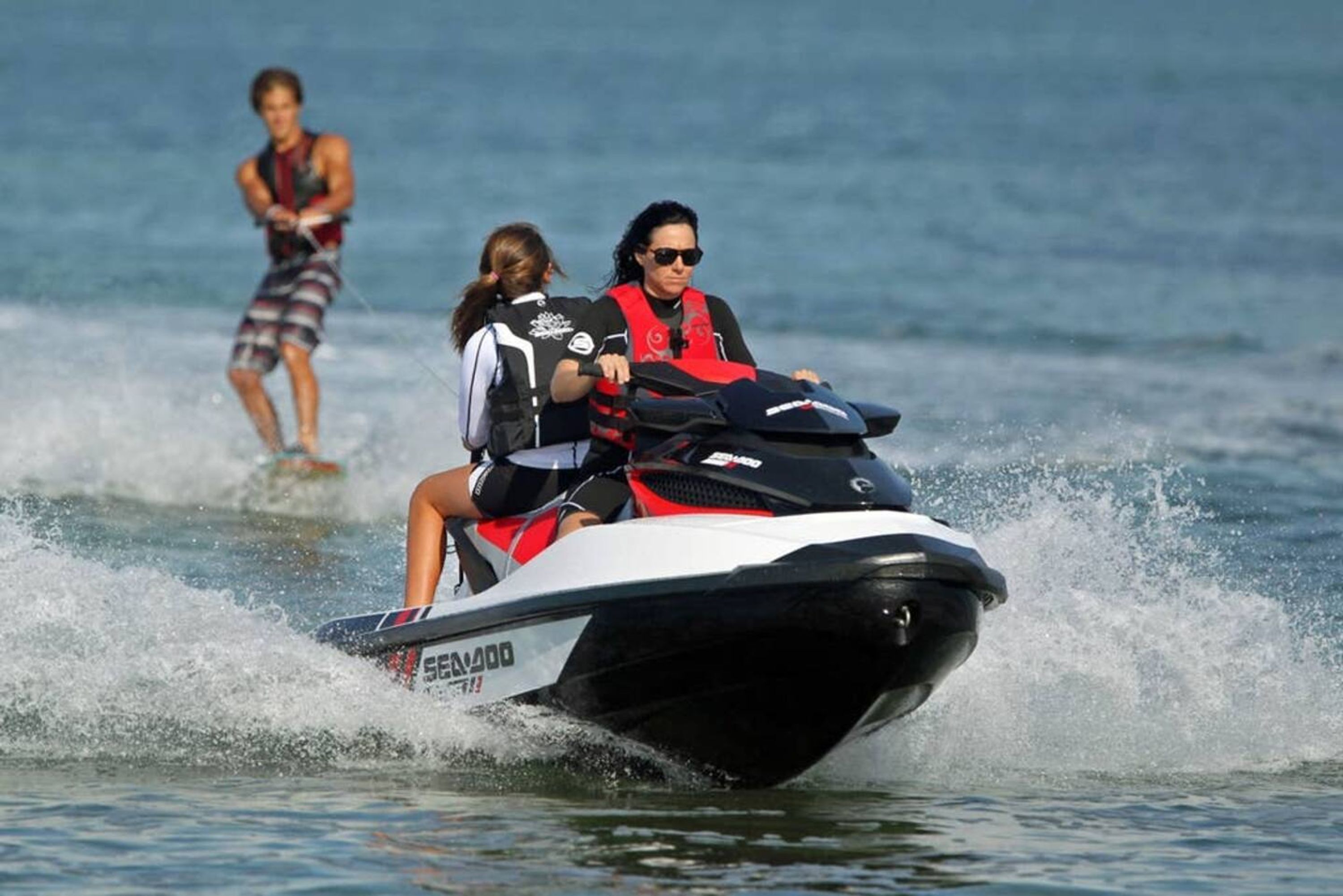 Une personne conduisant un jet ski sur l’eau.
