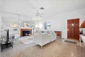 Interior - Koi Pond Oasis Near Beach Downtown (West Palm Beach)