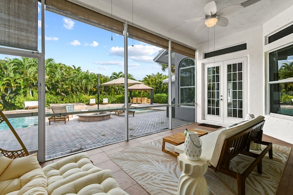 House | 4 bedrooms, desk, soundproofing - Why Is Everyone Obsessed With This House (Loxahatchee)