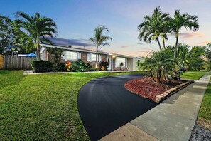 House | 4 bedrooms - NEW Home w Guest Suite Pool Near PGA Beach (Palm Beach Gardens)
