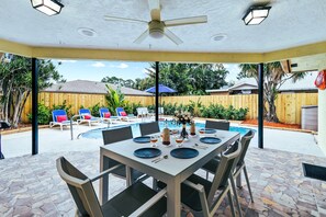 House | 4 bedrooms - Luxury Sleeps 12 Kings Pool 2 Hot Tubs (Palm Beach Gardens)