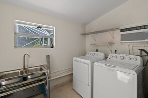 House | 5 bedrooms - What s So Addictive About This Green House (West Palm Beach)