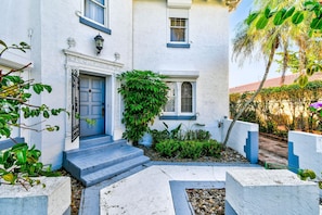 6 bedrooms - 1926 Mediterranean Home With Heated Pool Sleeps 12 (West Palm Beach)