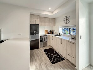 Frigorífico, microondas, horno y placa de cocina