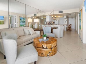 TV - Come and get those Toes in the Sand at this fabalous Beachfront Condo.... (Marco Island)