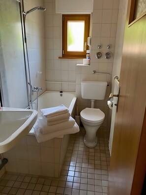 Dusj, hårføner og håndklær