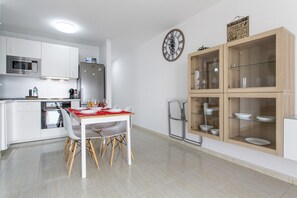 Een koelkast, een microgolfoven, een oven, een kookplaat