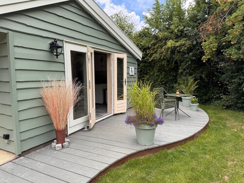 Chalet with privacy and garden near Leeuwarden