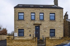Exterior - The Nivora Suite (Newsome)