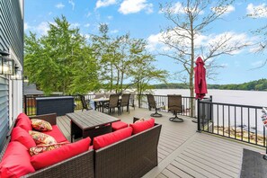 Une terrasse extérieure avec des meubles en osier, une table et des chaises.