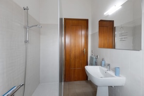 Dusche, kostenlose Toilettenartikel, Haartrockner, Handtücher